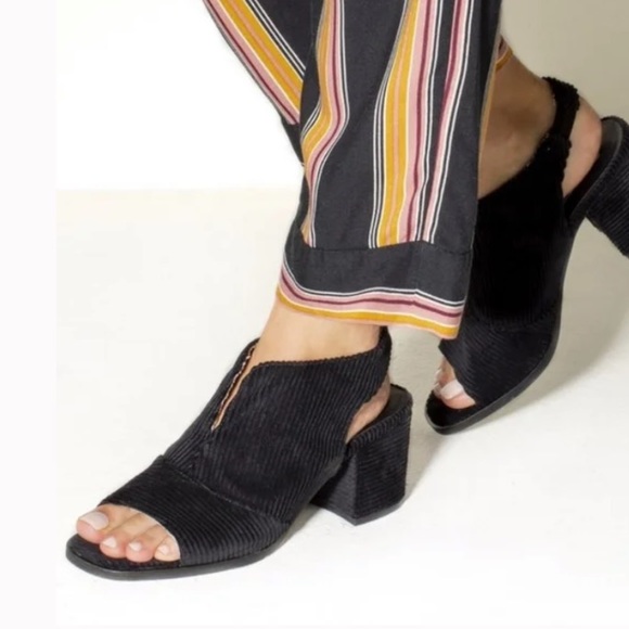 New BAND OF GYPSIES Jordan Corduroy Peep Toe Slip On Sandal - Picture 1 of 13